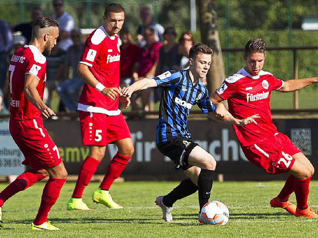 Szenen aus dem vierten Turnierspiel Bahlinger SC gegen SV Eintracht Trier 2:3.