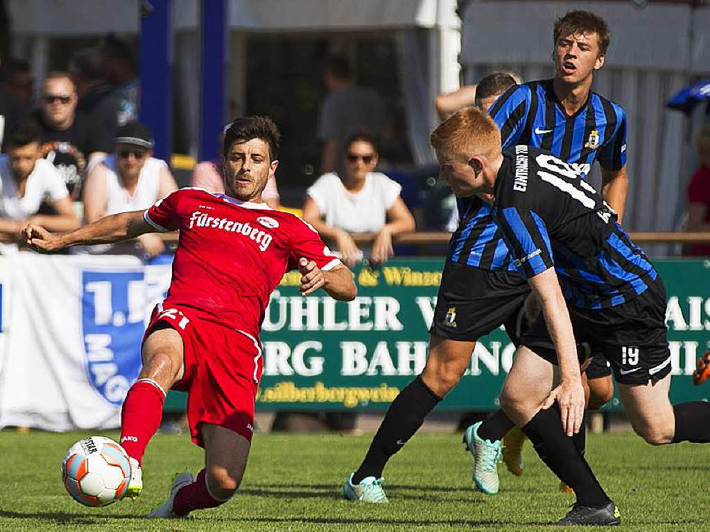 Szenen aus dem vierten Turnierspiel Bahlinger SC gegen  SV Eintracht Trier 2:3.