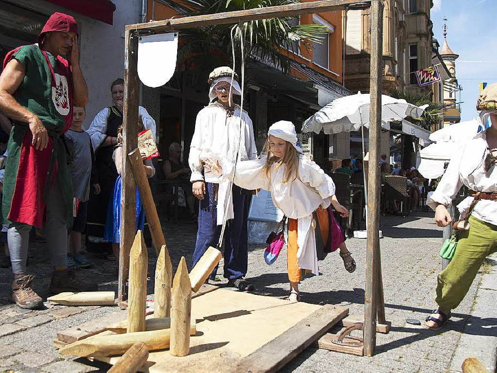 Gaukler, Spielmanns- und Fanfarenzge, Wettkmpfe fr Gro und Klein und der Besuch des Erzherzogs mit seinem Gefolge – beim 8. Historische Marktplatzfest herrschte wieder viel mittelalterliches Treiben in Waldkirch.