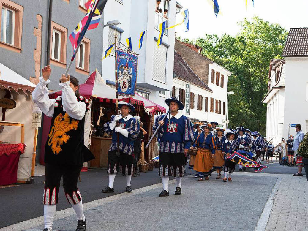 Gaukler, Spielmanns- und Fanfarenzge, Wettkmpfe fr Gro und Klein und der Besuch des Erzherzogs mit seinem Gefolge – beim 8. Historische Marktplatzfest herrschte wieder viel mittelalterliches Treiben in Waldkirch.