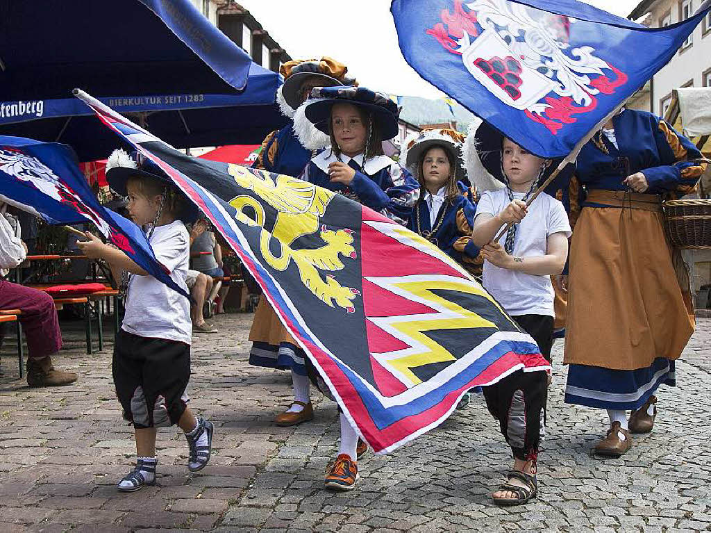 Gaukler, Spielmanns- und Fanfarenzge, Wettkmpfe fr Gro und Klein und der Besuch des Erzherzogs mit seinem Gefolge – beim 8. Historische Marktplatzfest herrschte wieder viel mittelalterliches Treiben in Waldkirch.