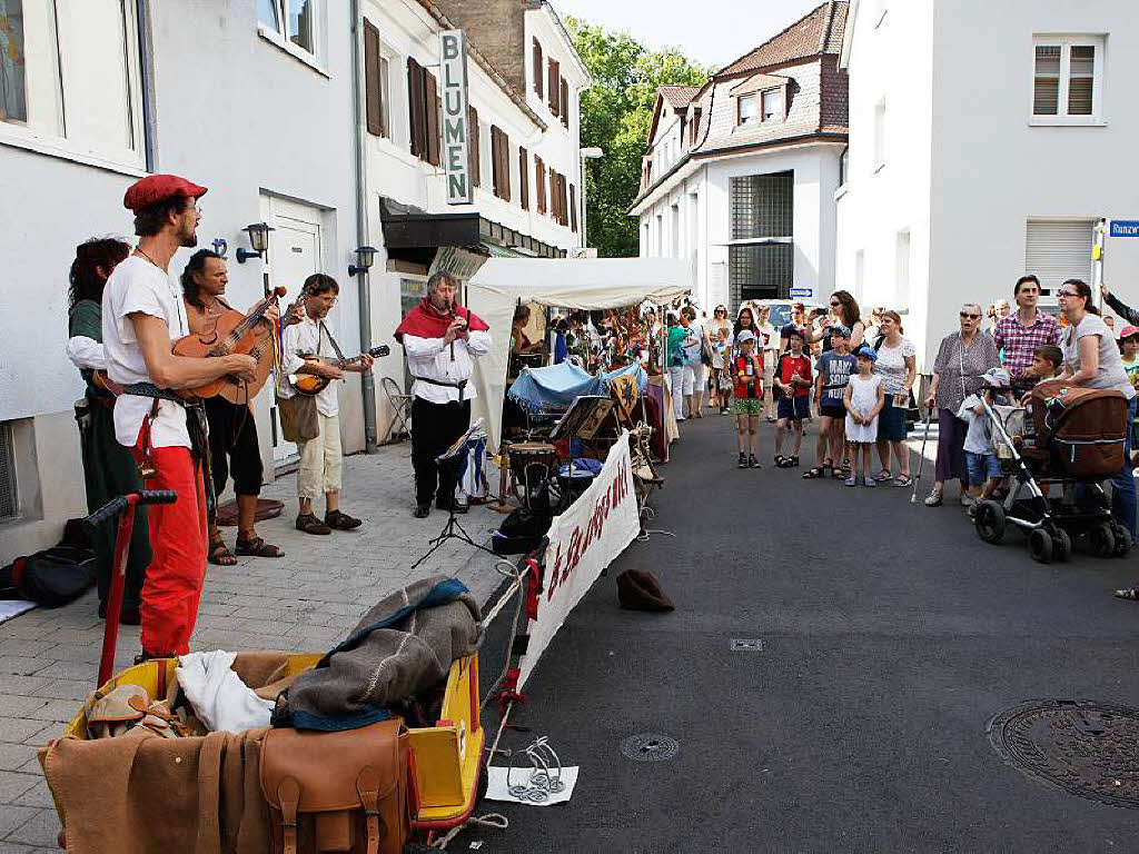 Gaukler, Spielmanns- und Fanfarenzge, Wettkmpfe fr Gro und Klein und der Besuch des Erzherzogs mit seinem Gefolge – beim 8. Historische Marktplatzfest herrschte wieder viel mittelalterliches Treiben in Waldkirch.