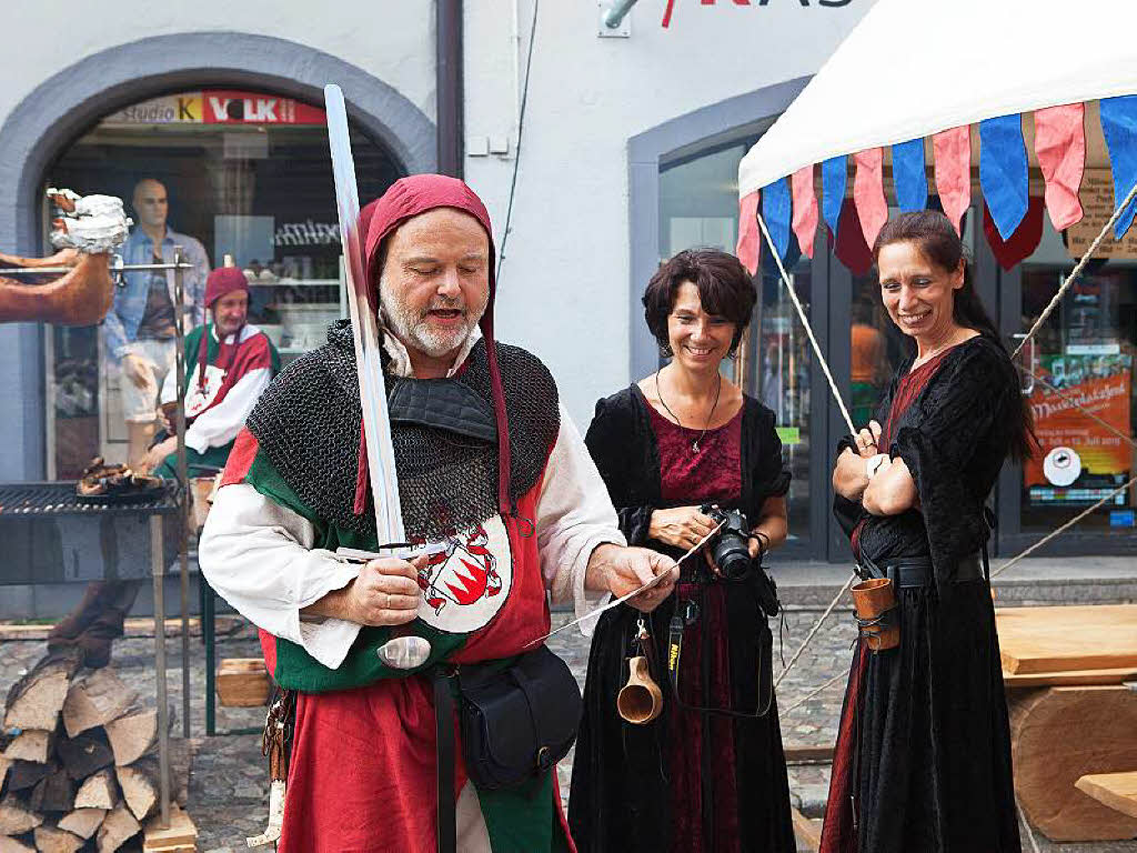 Gaukler, Spielmanns- und Fanfarenzge, Wettkmpfe fr Gro und Klein und der Besuch des Erzherzogs mit seinem Gefolge – beim 8. Historische Marktplatzfest herrschte wieder viel mittelalterliches Treiben in Waldkirch.