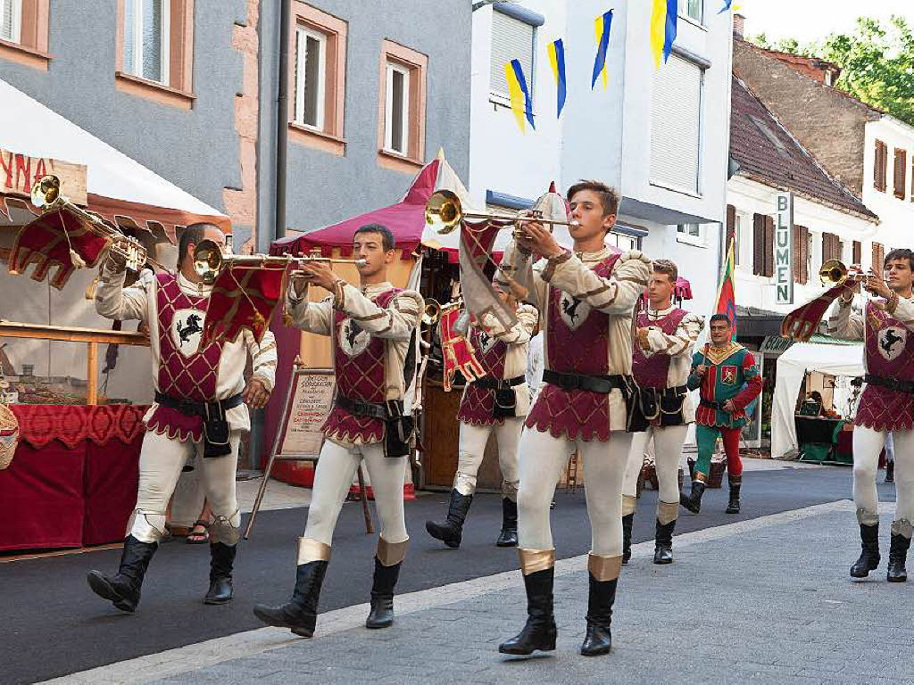 Gaukler, Spielmanns- und Fanfarenzge, Wettkmpfe fr Gro und Klein und der Besuch des Erzherzogs mit seinem Gefolge – beim 8. Historische Marktplatzfest herrschte wieder viel mittelalterliches Treiben in Waldkirch.