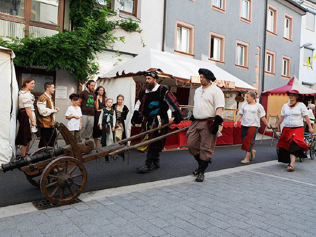 Gaukler, Spielmanns- und Fanfarenzge, Wettkmpfe fr Gro und Klein und der Besuch des Erzherzogs mit seinem Gefolge – beim 8. Historische Marktplatzfest herrschte wieder viel mittelalterliches Treiben in Waldkirch.