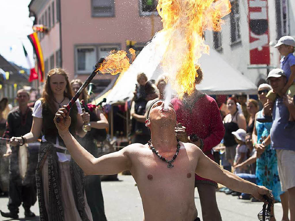 Gaukler, Spielmanns- und Fanfarenzge, Wettkmpfe fr Gro und Klein und der Besuch des Erzherzogs mit seinem Gefolge – beim 8. Historische Marktplatzfest herrschte wieder viel mittelalterliches Treiben in Waldkirch.