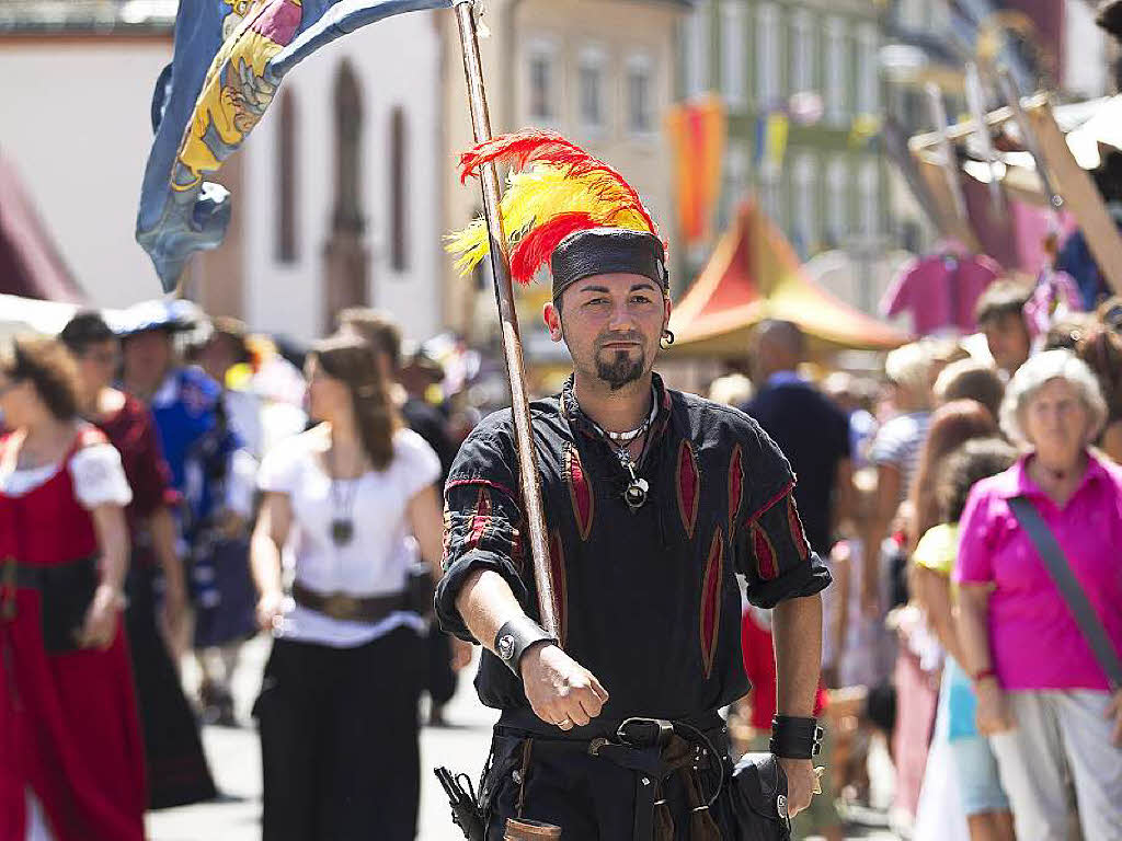 Gaukler, Spielmanns- und Fanfarenzge, Wettkmpfe fr Gro und Klein und der Besuch des Erzherzogs mit seinem Gefolge – beim 8. Historische Marktplatzfest herrschte wieder viel mittelalterliches Treiben in Waldkirch.