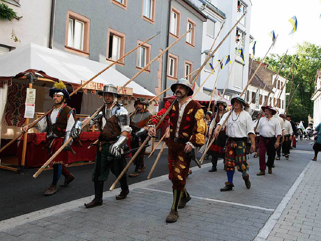 Gaukler, Spielmanns- und Fanfarenzge, Wettkmpfe fr Gro und Klein und der Besuch des Erzherzogs mit seinem Gefolge – beim 8. Historische Marktplatzfest herrschte wieder viel mittelalterliches Treiben in Waldkirch.