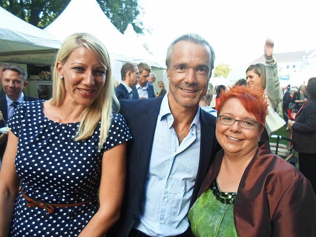 Dorothee Oldak (rechts) mit Schauspiel...beim Gartenfest des Bundesprsidenten.  | Foto: Privat