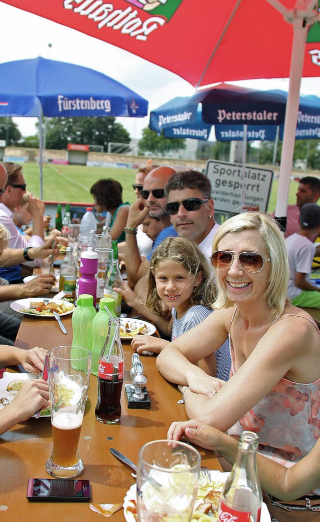 Schattige Pltzchen waren gefragt beim Baggerlochfest.  | Foto: Sandra Decoux-Kone