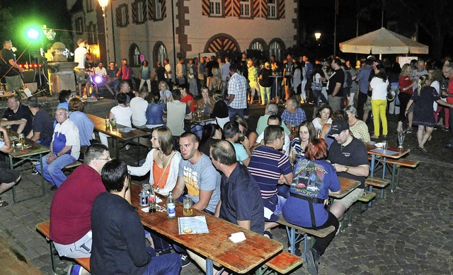 Der Platz beim Friesenheimer Rathaus war am Freitagabend voll.   | Foto: Wolfgang Knstle