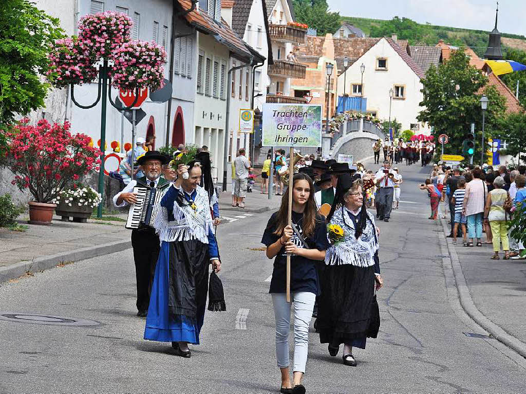 Hoch zu Ross und gut zu Fu ziehen Musikkapellen und Trachtengruppen durch Wasenweiler.