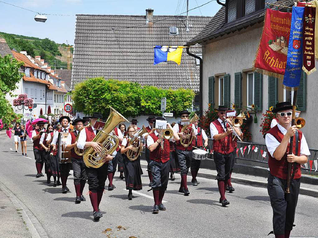 Hoch zu Ross und gut zu Fu ziehen Musikkapellen und Trachtengruppen durch Wasenweiler.