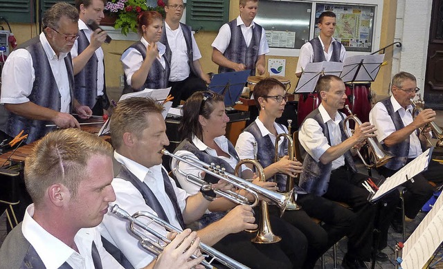 Die Tenre der Blasmusik sind die Trom...ier beim Openair am Teninger Rathaus.   | Foto: Karlersnt Lauffer