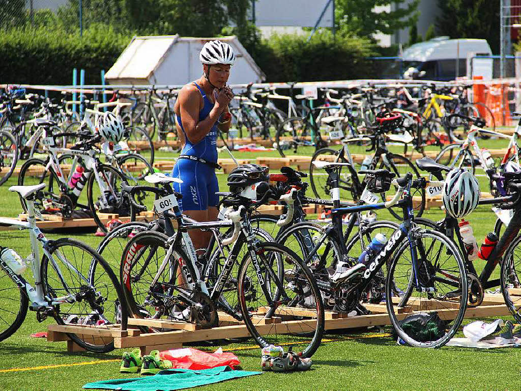 Kirsten Holzhüter beim Wechsel aufs Rad. Kirsten Holzhüter beim Wechsel aufs Rad.