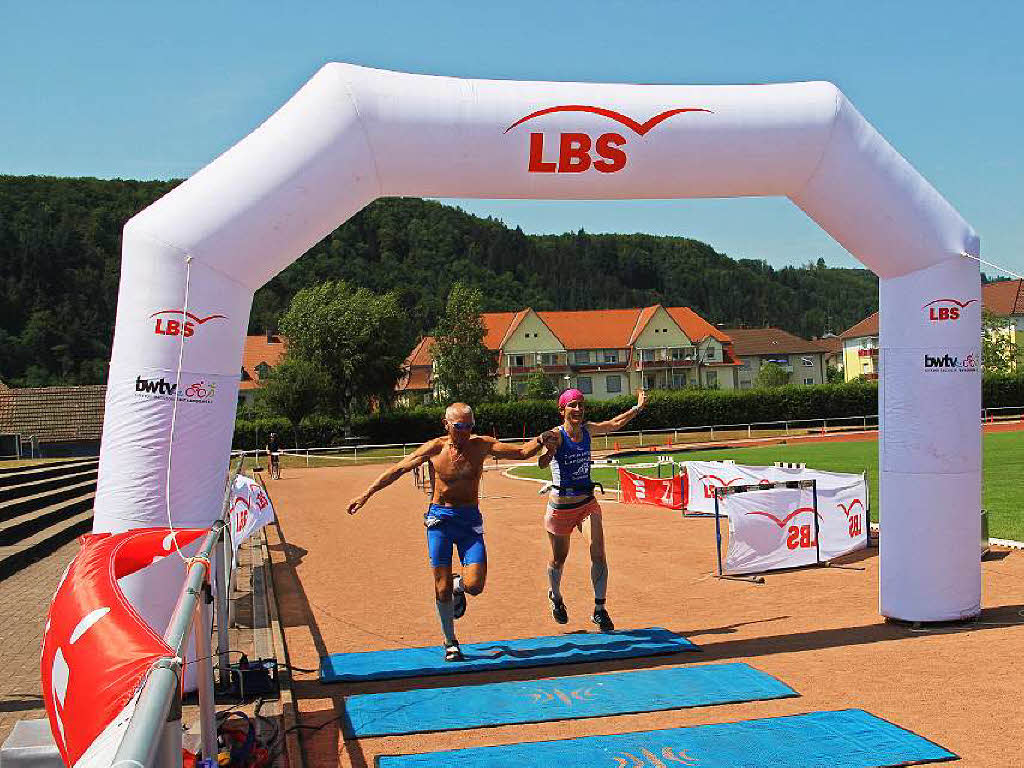 Zieleinlauf der ersten Staffel, Hubert Klemm, der auf der Radstrecke unterwegs war, lft gemeinsam mit Schlussluferin Kathrin Stutz ins Ziel.