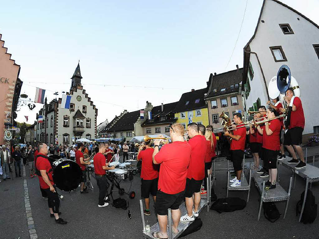 Die Gruppe „Summer Project“ aus dem Wutachtal lud die Besucher beim Sthlinger Stdtlefest mit bombastischen Guggenmusik-Auftritten an verschiedenen Stellen in den Gassen rund um's Rathaus immer wieder zum Verweilen ein.