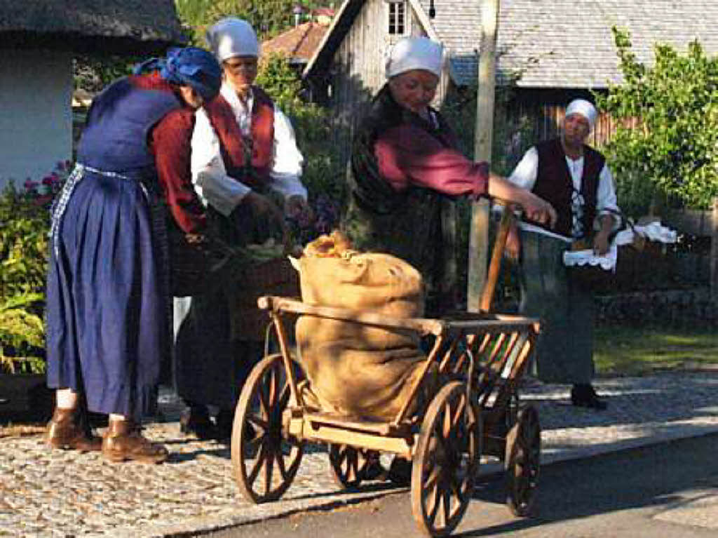 Am Samstag gab die Freilichtbhne Klausenhof zum ersten Mal in dieser Saison Gerhard Jungs „Dichter und Heidewiib“ vor nahezu vollbesetzter Tribne