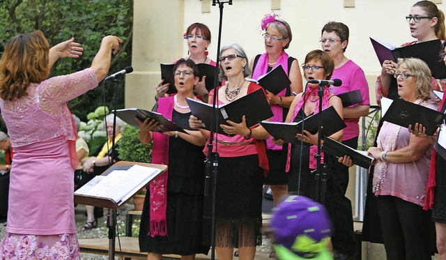 Die &#8222;Chory-Feen&#8220;  unter Le...n, die  den  Konzertabend bestritten.   | Foto: herbert binninger