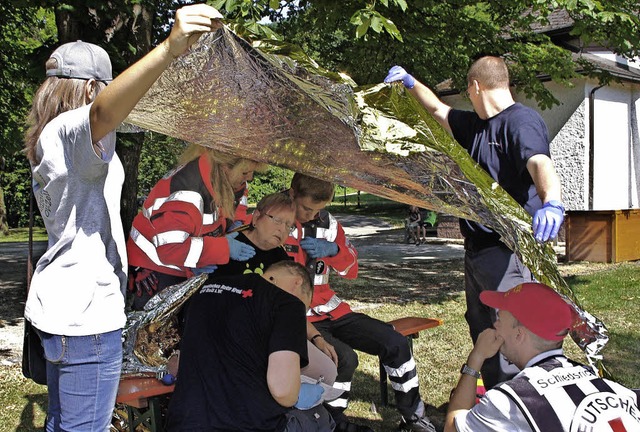 Auch das Abschirmen verletzter Persone...santen gehrte zur Lsung der Aufgabe.  | Foto: Rolf Reimann