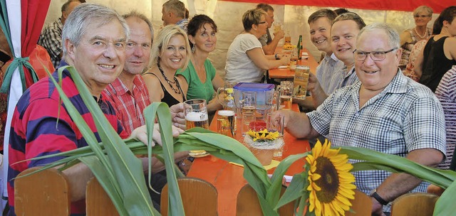 Das Meisler Budendrfli war mit Sonnenblumen geschmckt und gut besucht.   | Foto: Petra Wunderle