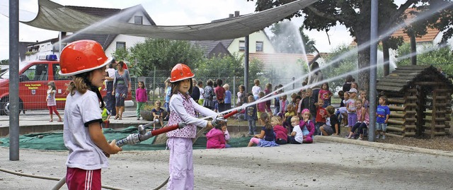Zum Abschluss der bung durften auch Mdchen Feuerwehrmann sein.    | Foto: Adelbert Mutz
