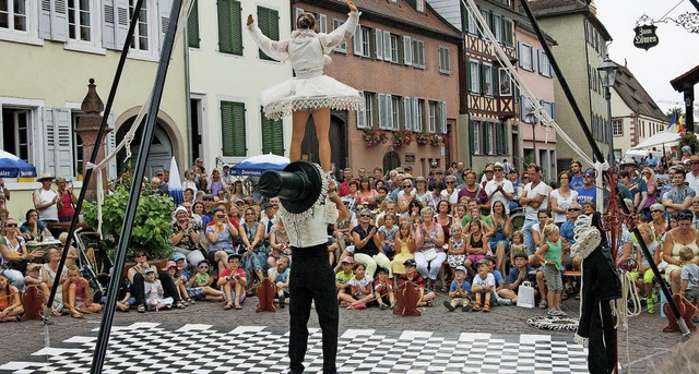 Tolles Wetter, tolle Stimmung, tolle A...zog  Hundertschaften in die  Altstadt.  | Foto: Olaf Michel