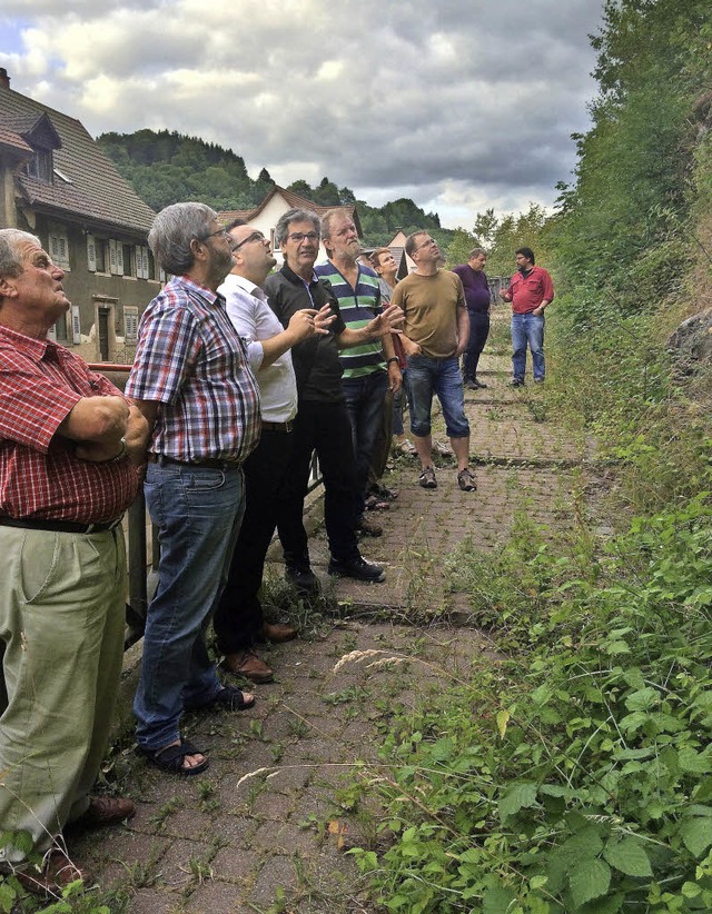 Die Zeller SPD besichtigte die Sttzma...enstrae, die  Wurzelschden aufweist.  | Foto: ZVG