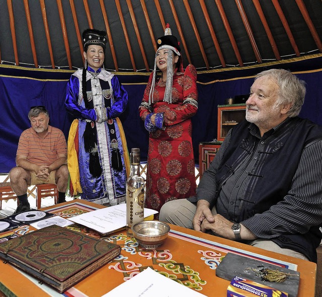 Beim Mongoleifest in der Jurte auf dem...id,  Bernhard Wulff (rechts) erzhlte.  | Foto: Thomas Kunz