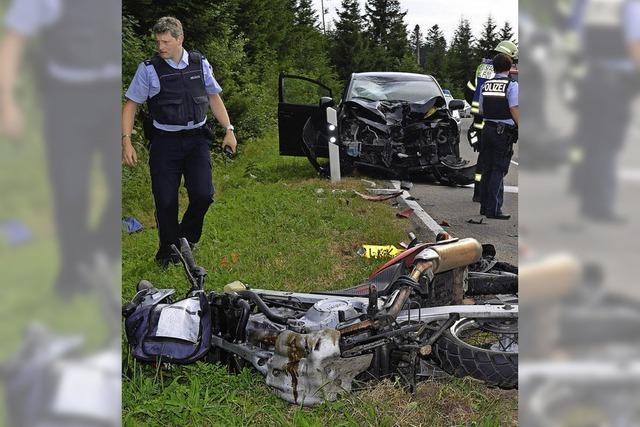 Motorradfahrer wird bei Unfall tdlich verletzt