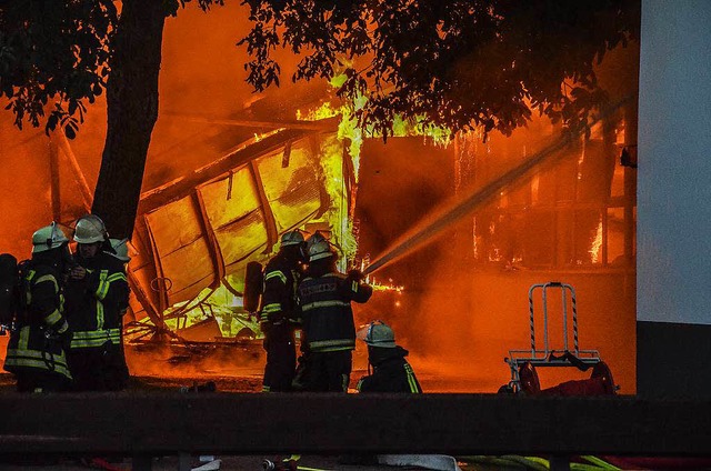 Mehrere Ortenauer Feuerwehren waren in der Nacht auf Samstag in Kehl im Einsatz.  | Foto: Annette Lipowsky/Stadt Kehl