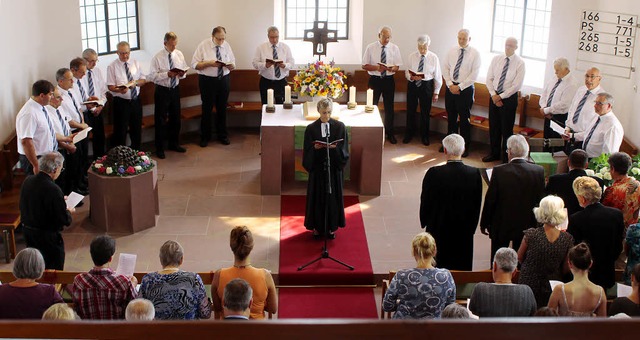 Dekanin Brbel Schfer (am Altar) hiel... mitgestalteten Jubilumsgottesdienst.  | Foto: CrEMER