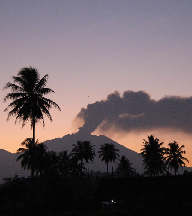 Der 3300 Meter hohe  indonesische Vulk...t Juni immer wieder  Aschewolken aus.   | Foto: AFP