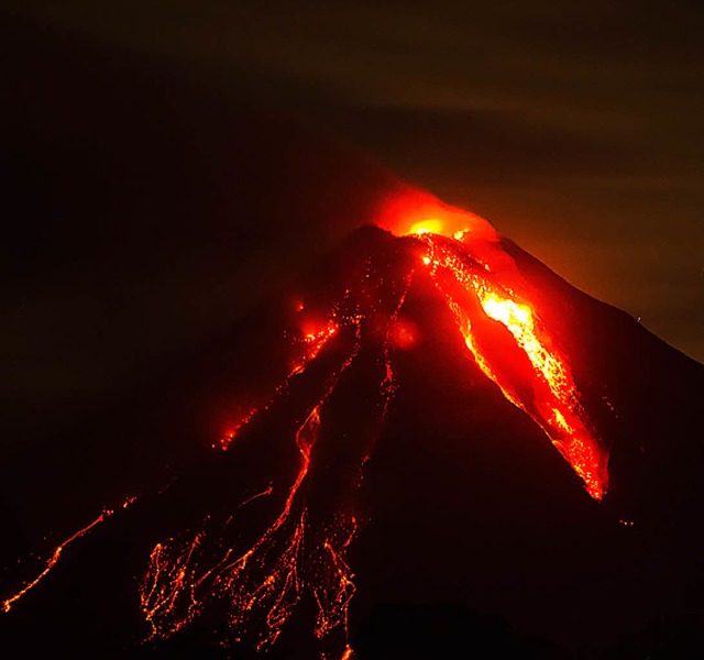 Der lavaspuckende Colima bei Nacht   | Foto: AFP