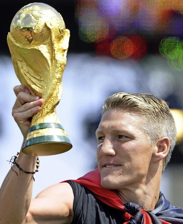 Bastian Schweinsteiger vor einem Jahr mit dem Weltpokal   | Foto: afp