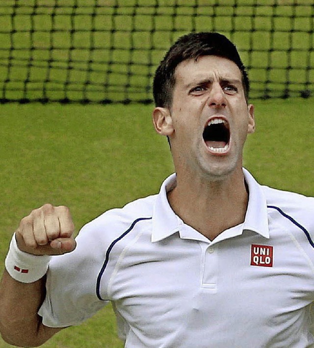 Novak Djokovic bejubelt seinen umkmpf...haben als mit ihrer Endspielgegnerin.   | Foto: dpa