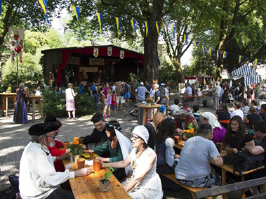 Gaukler, Spielmanns- und Fanfarenzge, Wettkmpfe fr Gro und Klein und der Besuch des Erzherzogs mit seinem Gefolge – beim 8. Historische Marktplatzfest herrschte wieder viel mittelalterliches Treiben in Waldkirch.