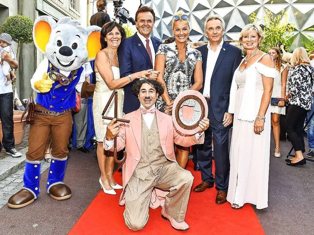 Franziska van Almsick gratuliert der Familie Mack zu 40 Jahren Europa-Park  | Foto: Europa-Park 
