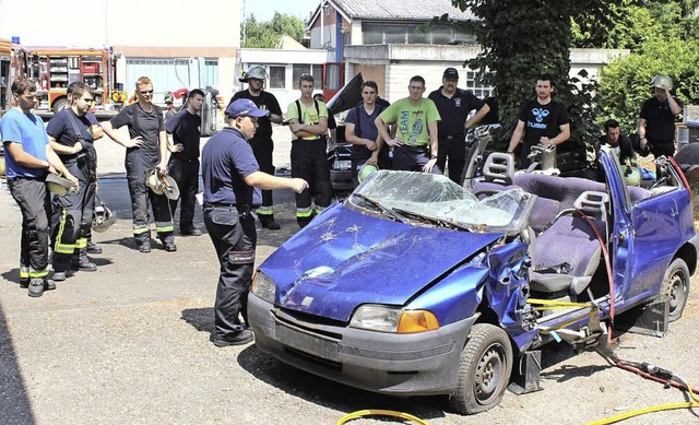 Schonende Rettung aus Fahrzeug-Trmmern bten Herbolzheimer Feuerwehrleute.  | Foto: Feuerwehr