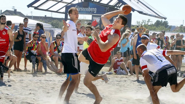Wettkampf im Sand um den Handball   | Foto: heidi fssel