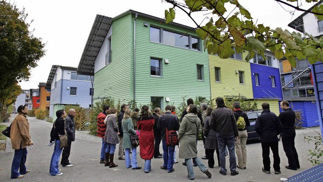 In Freiburg sind schon etliche Gebude...en, zum Beispiel im Stadtteil Vauban.   | Foto: AFP