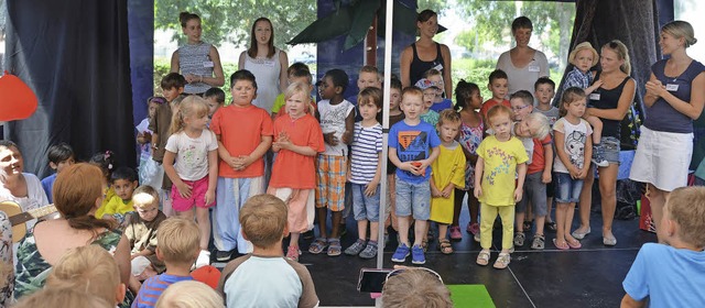 Mit dem Lied  &#8222;Wir Kindergartenk...facettenreiche Unterhaltungsprogramm.   | Foto: TEUBER