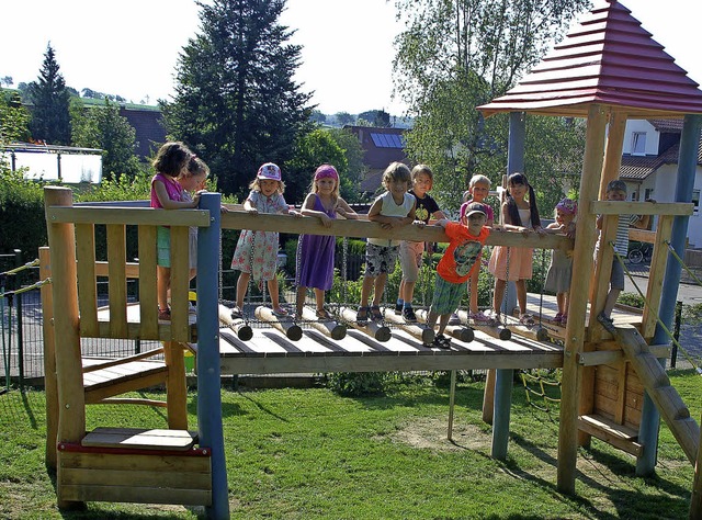 Die Dreiksehochs des Kindergarten St....as ein Geschenk des Frdervereins ist.  | Foto: Petra Wunderle