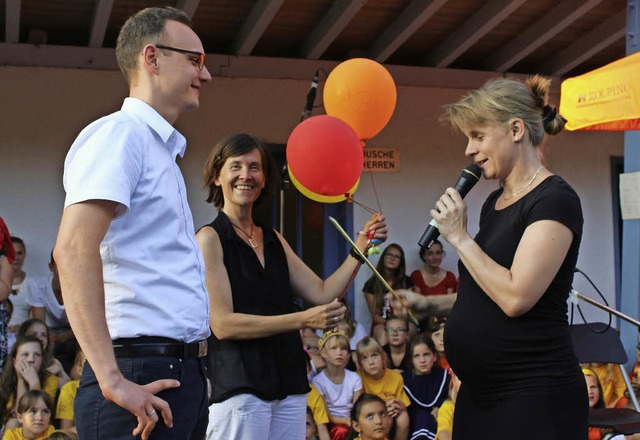 Antje  Hepper (rechts)  und  Heidrun  ...irigentenstab  weiter an  Marius Mack.  | Foto: Ingeborg Grziwa