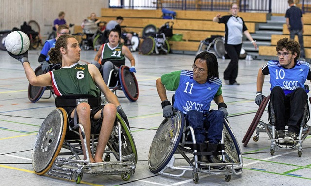 Weiter Pass nach vorn. Fr ein Tor mus...ler die Torlinie mit Ball berqueren.   | Foto: Patrick Seeger