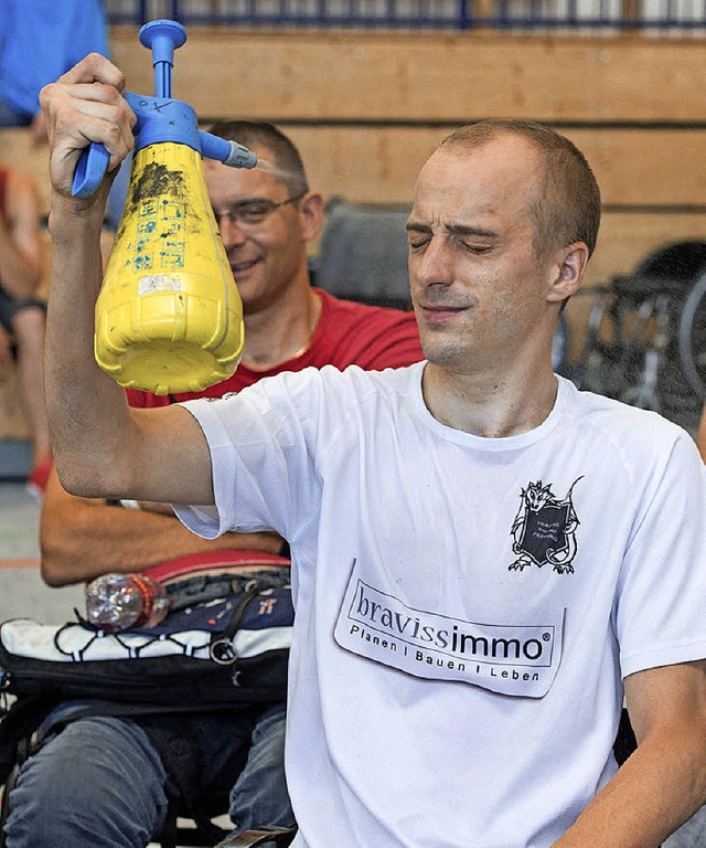 Wasserspritzer sind wichtig. Rckenmark-Geschdigte knnen nicht schwitzen.  | Foto: Patrick Seeger