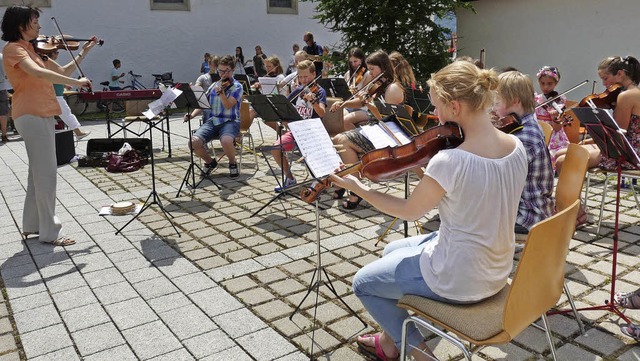 Junge Geiger des Vororchesters der Jugendmusikschule erfreuten mit ihrem Spiel.   | Foto: Monika Hofmeier