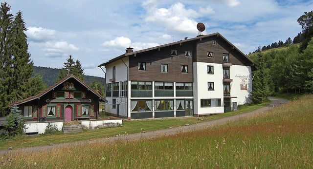 In der wei verputzten Hlfte des Haus...reitag eine Informationsveranstaltung.  | Foto: hans Dieter Folles