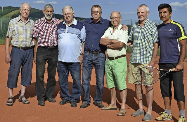 Vorsitzender Lothar Mhl (Bildmitte) u...ke sowie Jugendtrainer Hasas  Ziadin.   | Foto: Paul Berger