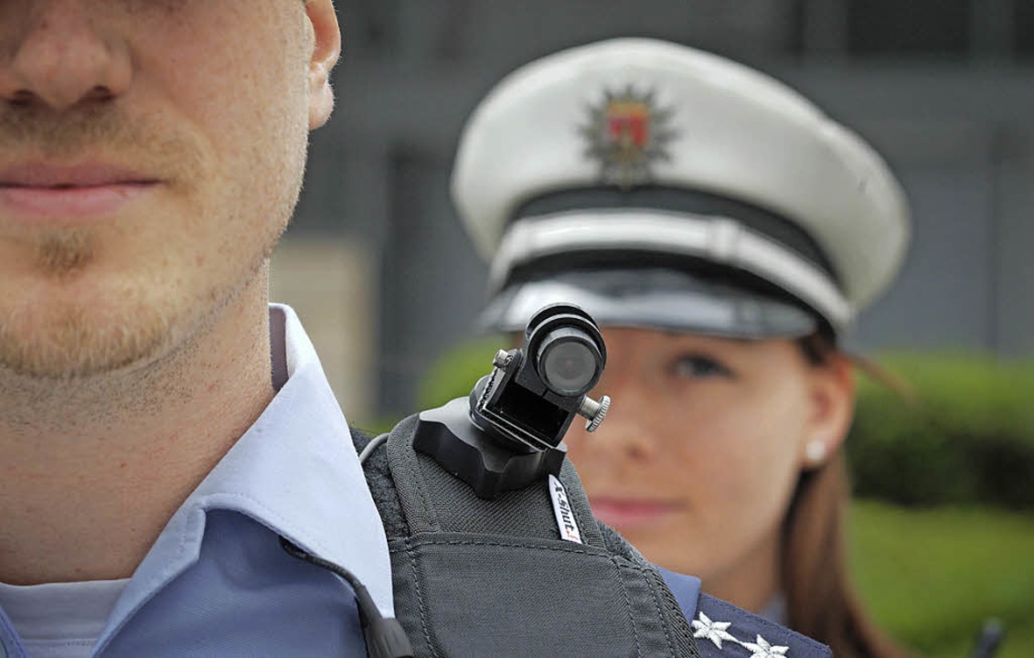 Ein Polizist trägt eine Videokamera au...n soll sie im Land eingeführt werden.   | Foto: dpa